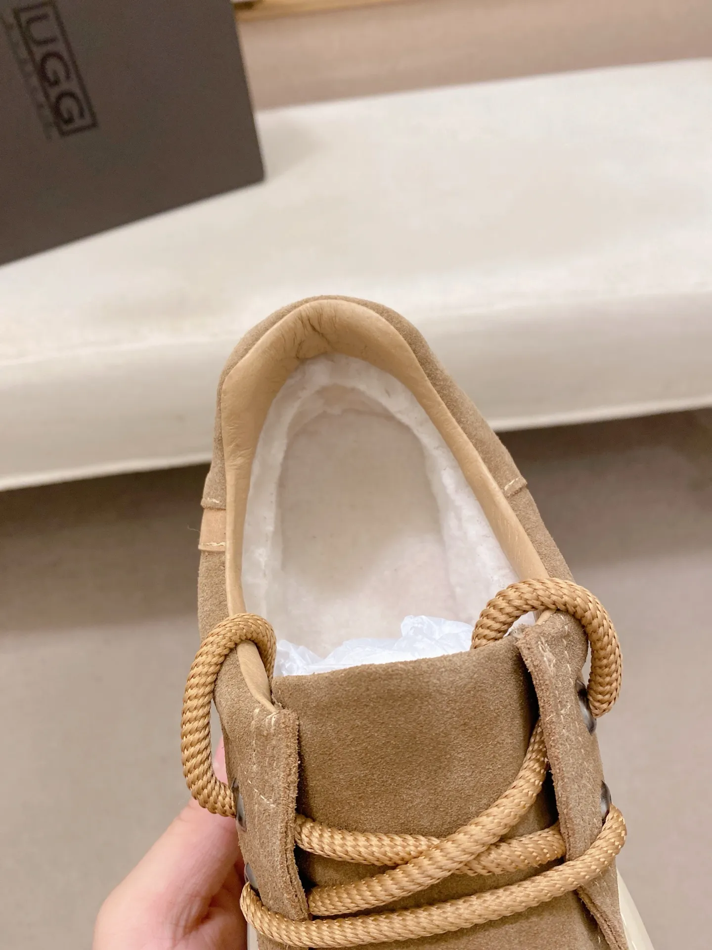 Factory price: 600💰New UGG fur-integrated men's simple and fashionable snow shoes. The most worth buying at the end of this year are warm casual shoes. Whether you are out and about at home, their comfortable and warm performance will be your most suitable fashion companion! The material is cowhide upper and imported wool is used inside. Two layers of cowhide for warmth and comfort! The eva+ rubber patch outsole is cushioned, non-slip and wear-resistant, and has good elasticity. It is light and wear-resistant, comfortable and soft, and the new simple cut is more fashionable. It has both practicality and fashion sense, so you no longer have to worry about how to match it in winter, while still maintaining your fashionable taste. High-quality genuine wool produced in Dongguan. The material depends on the details! Size: 39-40-41-42-43-44-45 sneaker size